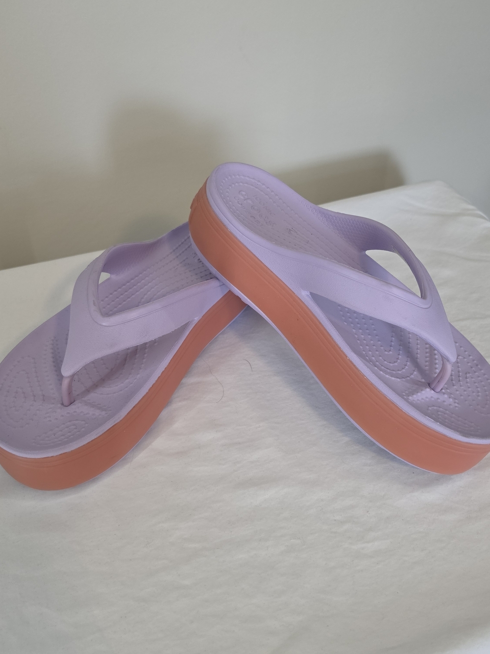 CROCS PLATFORM FLIP FLOPS NWOT W7 LILAC & PEACH COMFORT SANDALS